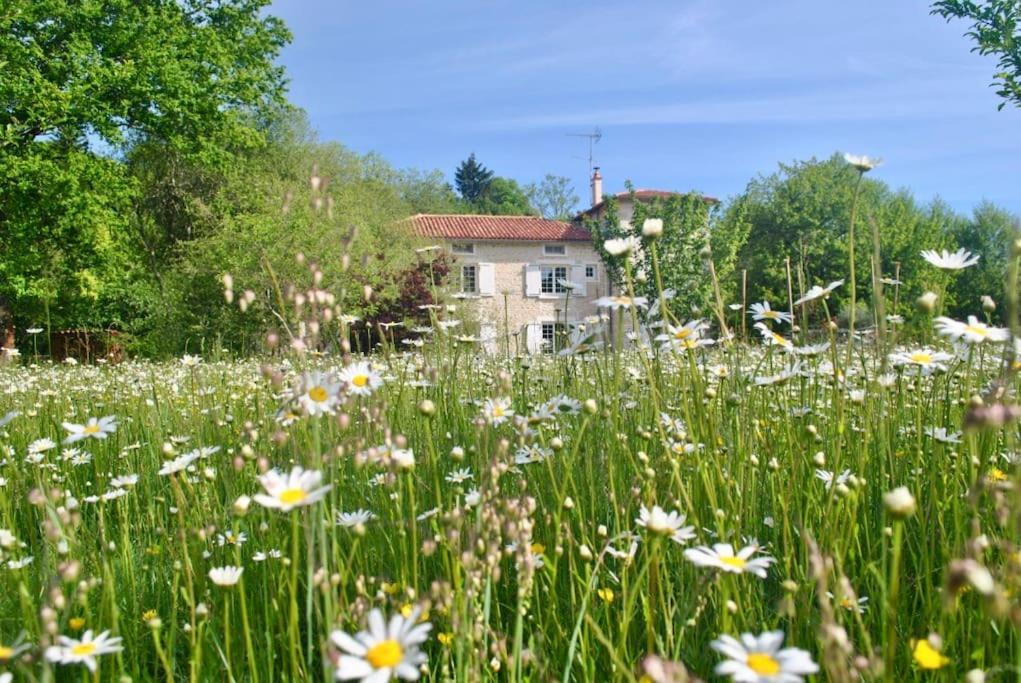Moulin Sous La Vergne Nanteuil-en-Vallée Exterior foto